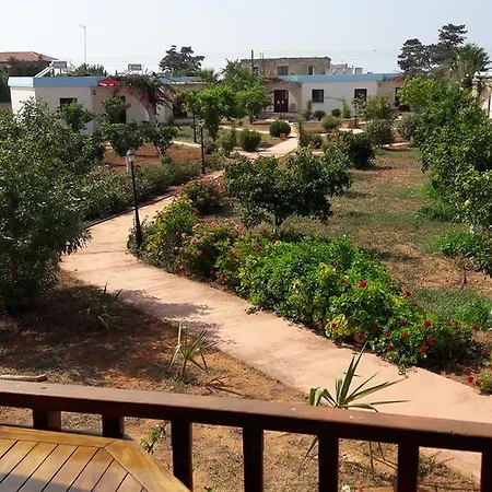 Carparis לינה וארוחת בוקר Trikomo
