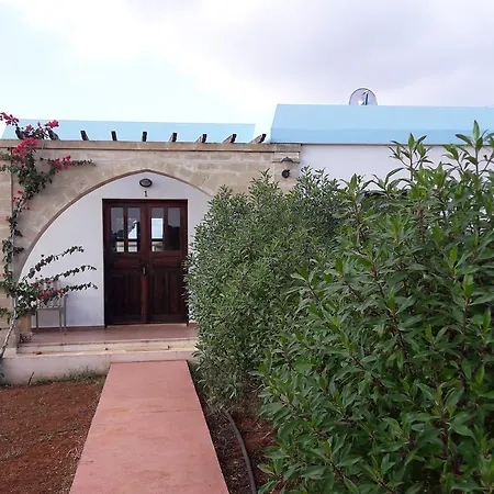 Carparis Bed and Breakfast Trikomo